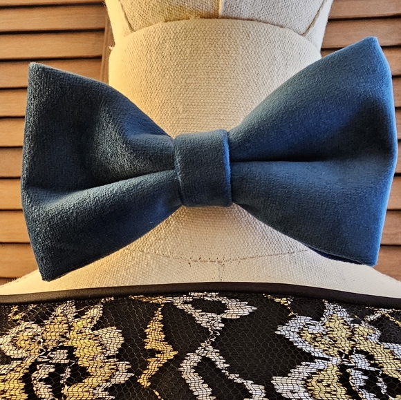 Velvet Pre-Tied Adjustable Bowtie - Picture 2 of 8